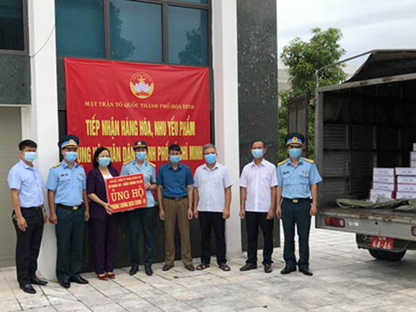 Trung đoàn 250 trao quà hỗ trợ nhân dân TP Hồ Chí Minh bị ảnh hưởng của dịch COVID-19
