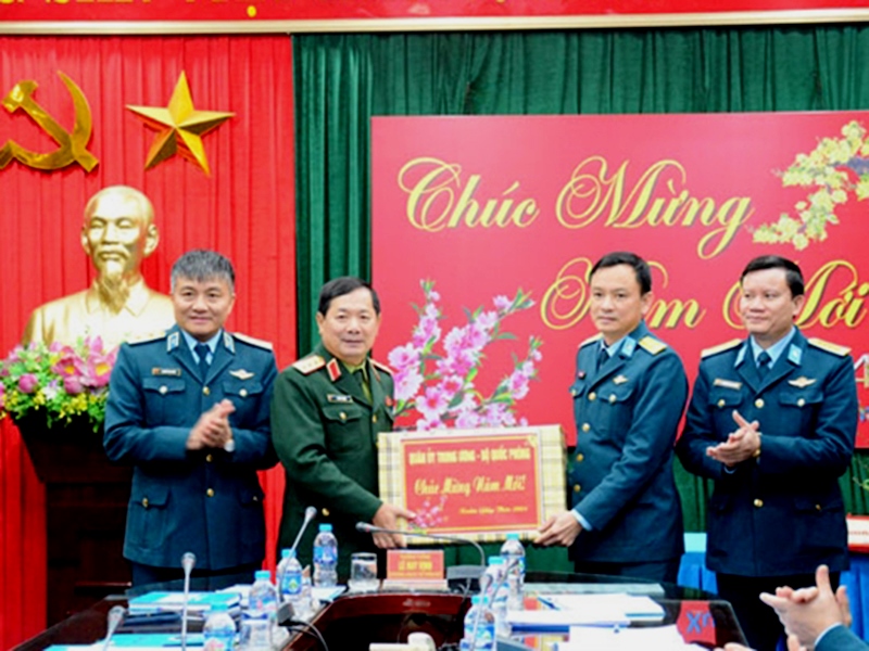 Thượng tướng Lê Huy Vịnh - Thứ trưởng Bộ Quốc phòng kiểm tra SSCĐ, chúc Tết Sư đoàn 361 và Học viện Phòng không-Không quân