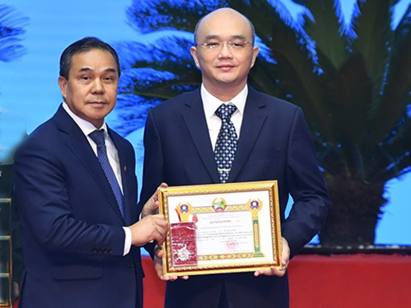Bộ Quốc phòng Lào truy tặng Huân chương Anh dũng hạng Nhất cho cố Thiếu tướng Hoàng Thế Thiện
