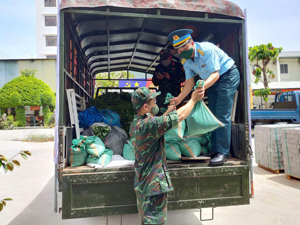 Trung đoàn 224 giúp đỡ, hỗ trợ chính quyền và nhân dân quận Sơn Trà, TP Đà Nẵng phòng, chống dịch COVID-19