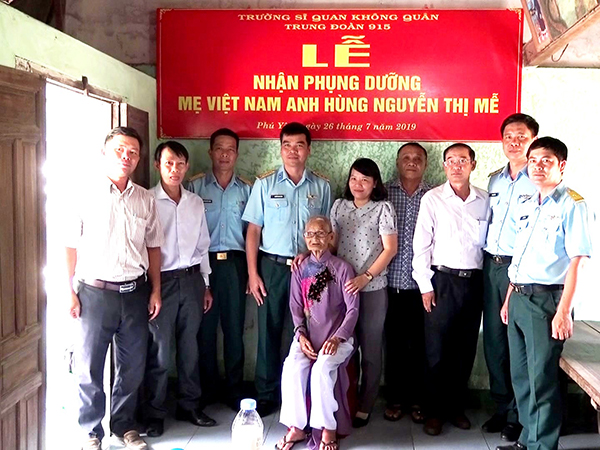 Trung đoàn 915 nhận phụng dưỡng Mẹ Việt Nam Anh hùng Nguyễn Thị Mễ