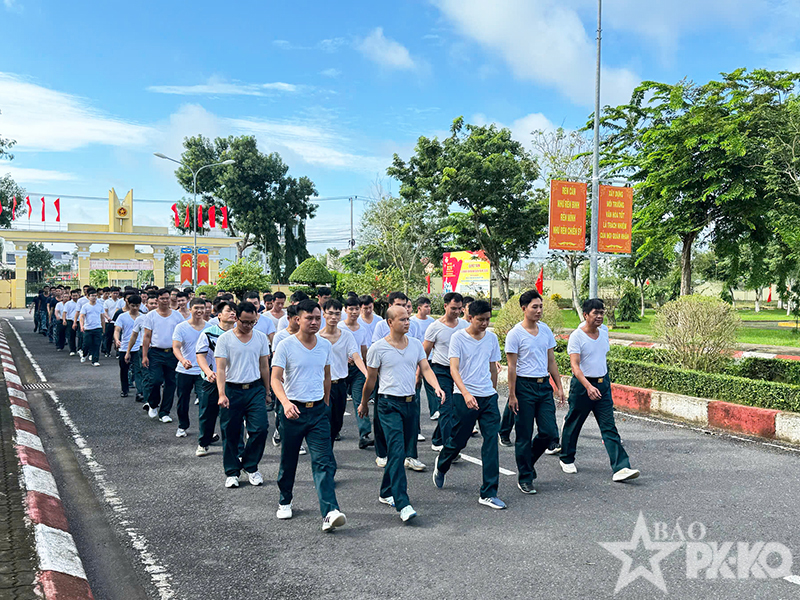 Sư đo&agrave;n 367 v&agrave; Sư đo&agrave;n 370 tổ chức tham gia hoạt động đi bộ &ldquo;C&ugrave;ng Việt Nam tiến bước&rdquo;