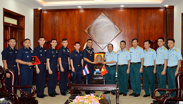 Đoàn sĩ quan trẻ Không quân Thái Lan giao lưu với cán bộ, chiến sĩ Tiểu đoàn 166