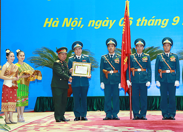 Quân chủng PK-KQ đón nhận Huân chương Itxara hạng Ba của Nhà nước Nước CHDCND Lào trao tặng