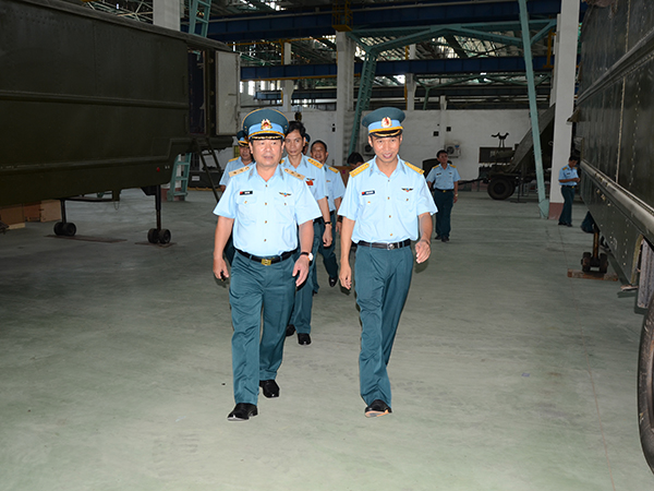 Tư lệnh Quân chủng kiểm tra Nhà máy A31 (Cục Kỹ thuật)