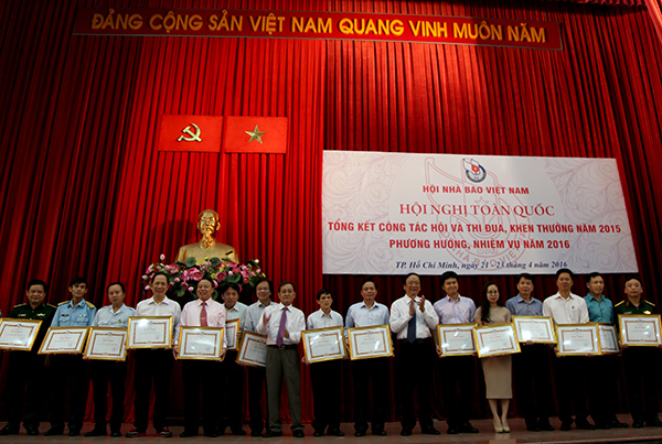 Báo Phòng không-Không quân được tặng Bằng khen tại Hội nghị toàn quốc Hội Nhà báo Việt Nam năm 2016