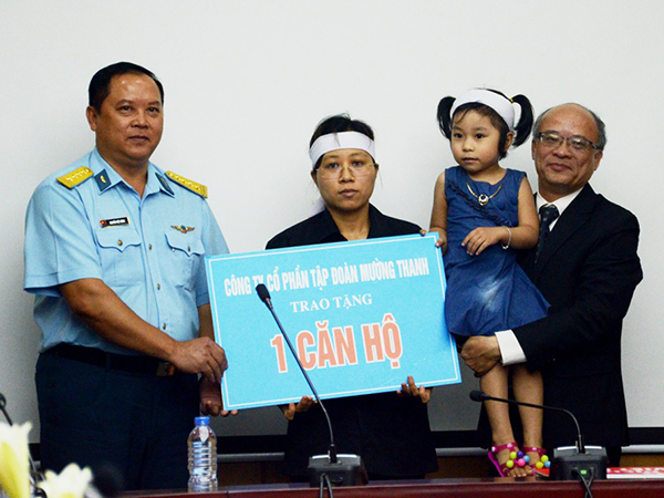 Tập đoàn Mường Thanh trao tặng căn hộ cho gia đình Đại tá Trần Quang Khải