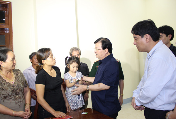 Phó Thủ tướng Trịnh Đình Dũng thăm hỏi, động viên gia đình Đại tá, phi công Trần Quang Khải
