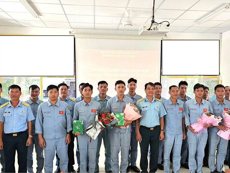 Trung đoàn 915 tổ chức thành công thi tốt nghiệp thực hành bay cho học viên phi công