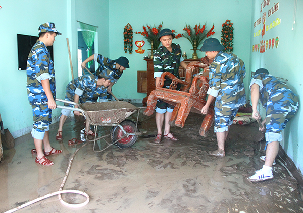 Trường Sĩ quan Không quân tiếp tục giúp đỡ nhân dân khắc phục hậu quả sau mưa lũ