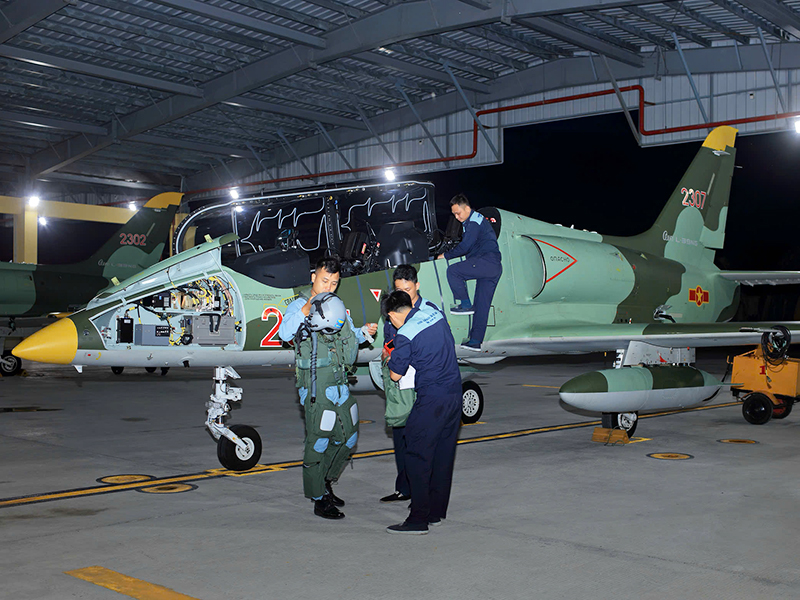 Phi công L39-NG  nỗ lực cho nhiệm vụ “Diễu binh trên không”