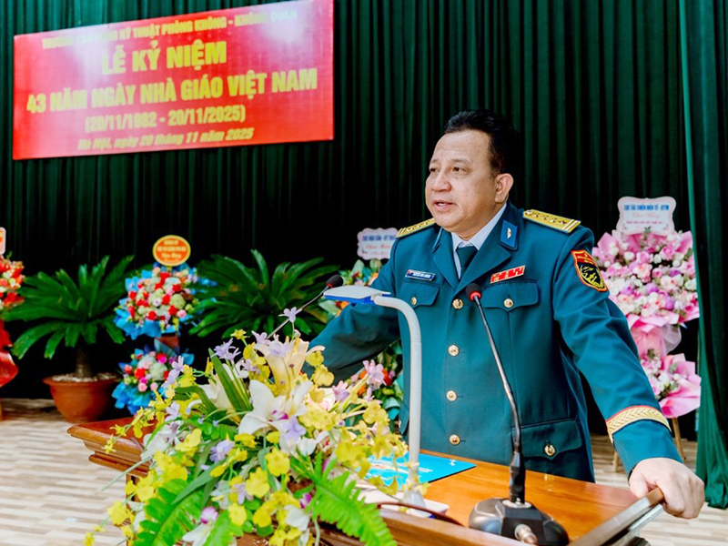 Trường Cao đẳng Kỹ thuật Phòng không - Không quân tổ chức Lễ kỷ niệm 43 năm Ngày Nhà giáo Việt Nam (20-11-1982 / 20-11-2025)