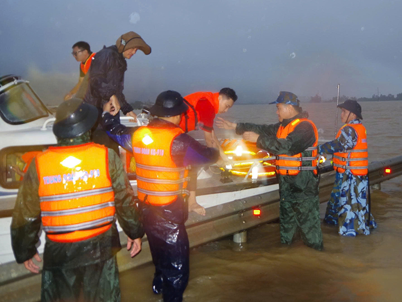 Trung đoàn 910, Trường Sĩ quan Không quân khẩn trương triển khai công tác tìm kiếm cứu nạn người dân vùng lũ