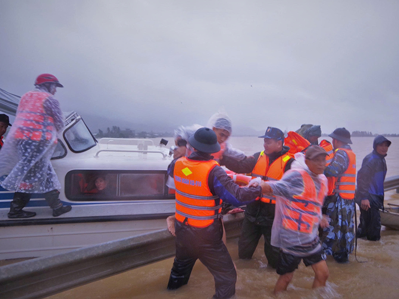 Trung đoàn 910, Trường Sĩ quan Không quân khẩn trương triển khai công tác tìm kiếm cứu nạn người dân vùng lũ