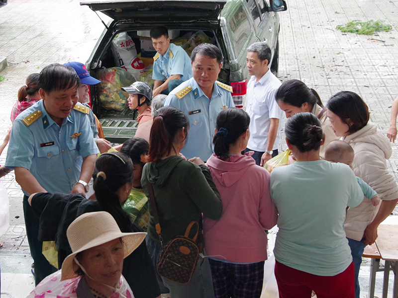 Sư đoàn 377 tặng quà hỗ trợ nhân dân vùng lũ