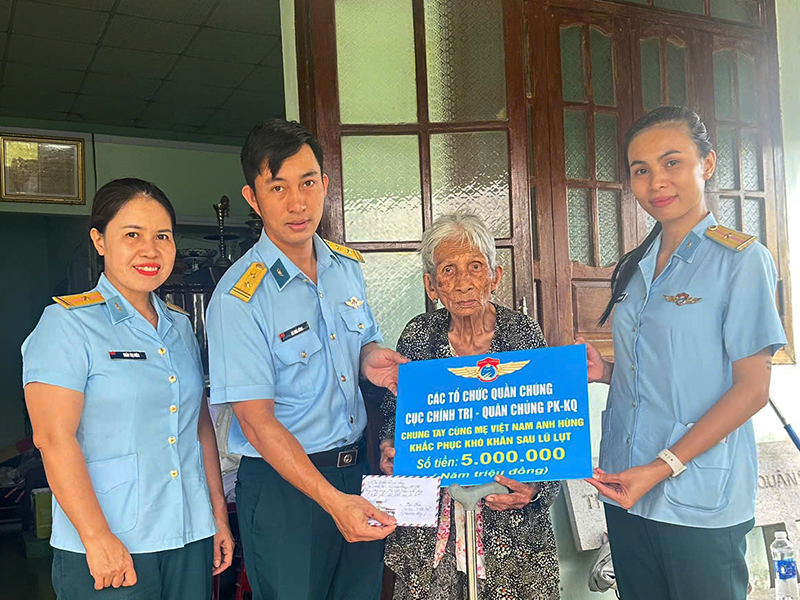 Kịp thời hỗ trợ các đồng đội bị ảnh hưởng bởi lũ lụt