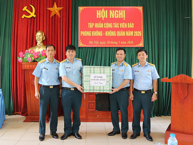 Lớp tập huấn cộng t&aacute;c vi&ecirc;n B&aacute;o Ph&ograve;ng kh&ocirc;ng - Kh&ocirc;ng qu&acirc;n năm 2026 tham quan, t&aacute;c nghiệp thực tế tại Tiểu đo&agrave;n 61, Trung đo&agrave;n 236