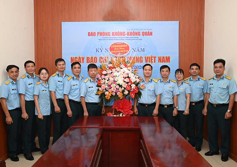 Quân chủng Phòng không-Không quân chúc mừng Báo PK-KQ nhân Ngày Báo chí cách mạng Việt Nam 21-6