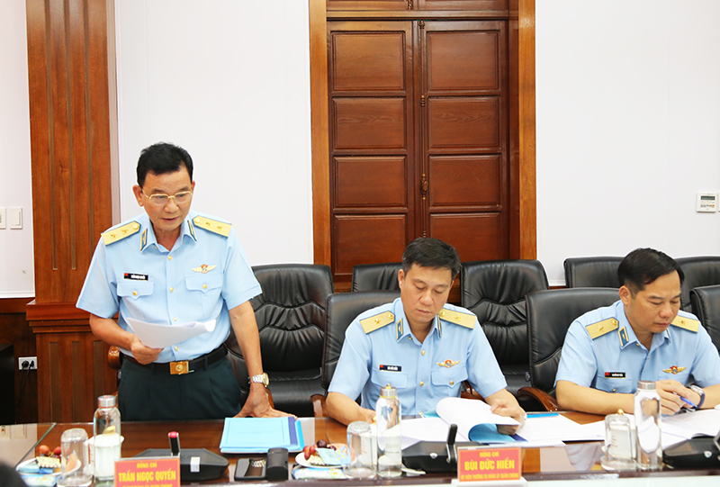 Đại tướng Nguyễn Trọng Nghĩa - Chủ nhiệm Tổng cục Ch&iacute;nh trị Qu&acirc;n đội nh&acirc;n d&acirc;n Việt Nam l&agrave;m việc với Ban Thường vụ Đảng ủy Qu&acirc;n chủng Ph&ograve;ng kh&ocirc;ng - Kh&ocirc;ng qu&acirc;n