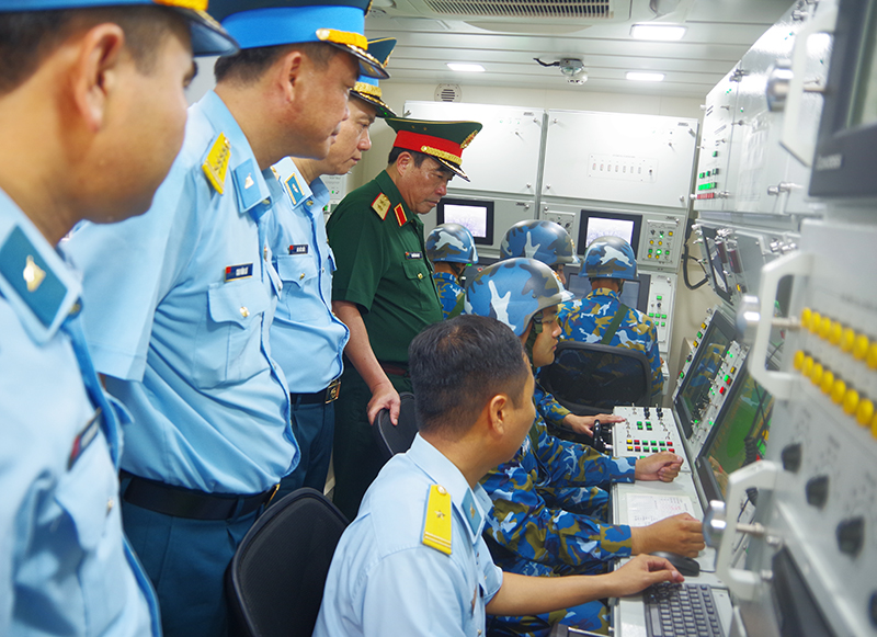 Bộ Tổng Tham mưu kiểm tra sẵn s&agrave;ng chiến đấu lực lượng ph&ograve;ng kh&ocirc;ng v&agrave; kết quả thực hiện kế hoạch t&aacute;c chiến &ldquo;V&ograve;m v&ograve;ng kh&ocirc;ng bền vững&rdquo; tại Sư đo&agrave;n 363