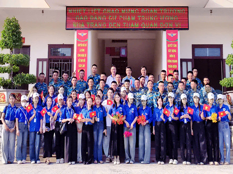 Trường Cao đẳng Sư phạm Trung ương - Nha Trang tham quan, học tập thực tế tại Sư đo&agrave;n 377