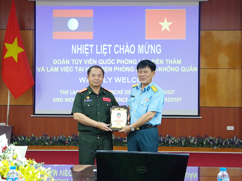 Đo&agrave;n T&ugrave;y vi&ecirc;n Quốc ph&ograve;ng L&agrave;o đến thăm v&agrave; l&agrave;m việc tại Học viện Ph&ograve;ng kh&ocirc;ng-Kh&ocirc;ng qu&acirc;n