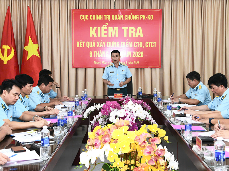 Cục Ch&iacute;nh trị Qu&acirc;n chủng Ph&ograve;ng kh&ocirc;ng-Kh&ocirc;ng qu&acirc;n kiểm tra kết quả x&acirc;y dựng điểm c&ocirc;ng t&aacute;c Đảng, c&ocirc;ng t&aacute;c ch&iacute;nh trị 6 th&aacute;ng đầu năm 2026 tại Trung đo&agrave;n 923