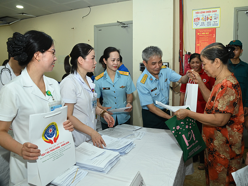 Lan tỏa nghĩa t&igrave;nh thầy thuốc Viện Y học Ph&ograve;ng kh&ocirc;ng - Kh&ocirc;ng qu&acirc;n