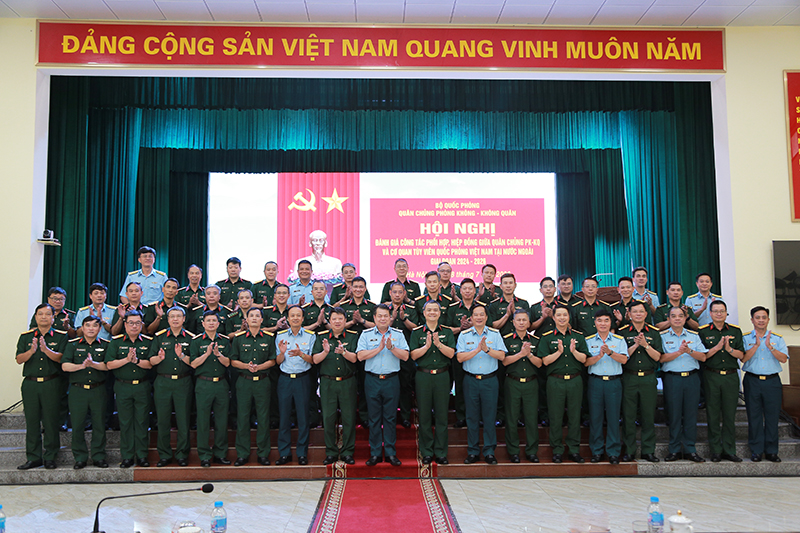 Hội nghị đ&aacute;nh gi&aacute; c&ocirc;ng t&aacute;c phối hợp, hiệp đồng giữa Qu&acirc;n chủng Ph&ograve;ng kh&ocirc;ng - Kh&ocirc;ng qu&acirc;n v&agrave; Cơ quan T&ugrave;y vi&ecirc;n Quốc ph&ograve;ng Việt Nam tại nước ngo&agrave;i