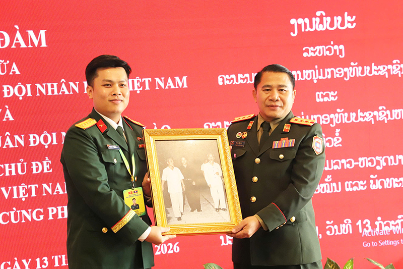 Đo&agrave;n Sĩ quan trẻ Qu&acirc;n đội nh&acirc;n d&acirc;n Việt Nam hội đ&agrave;m ch&iacute;nh thức c&ugrave;ng Đo&agrave;n sĩ quan trẻ Qu&acirc;n đội nh&acirc;n d&acirc;n L&agrave;o