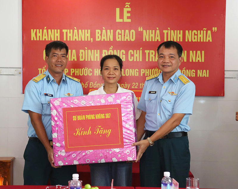 Qu&acirc;n chủng Ph&ograve;ng kh&ocirc;ng - Kh&ocirc;ng qu&acirc;n kh&aacute;nh th&agrave;nh, b&agrave;n giao &ldquo;Nh&agrave; t&igrave;nh nghĩa&rdquo; tặng gia đ&igrave;nh Thiếu t&aacute; Trần Văn Nai