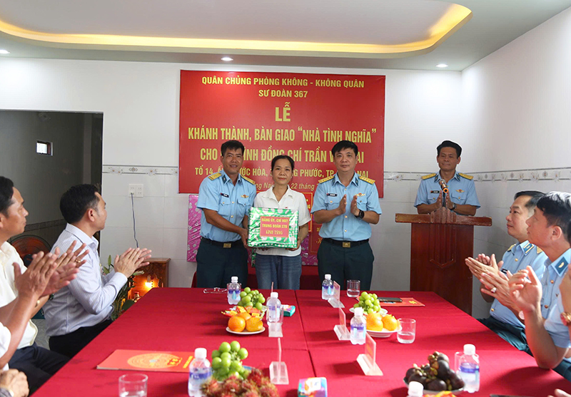 Qu&acirc;n chủng Ph&ograve;ng kh&ocirc;ng - Kh&ocirc;ng qu&acirc;n kh&aacute;nh th&agrave;nh, b&agrave;n giao &ldquo;Nh&agrave; t&igrave;nh nghĩa&rdquo; tặng gia đ&igrave;nh Thiếu t&aacute; Trần Văn Nai