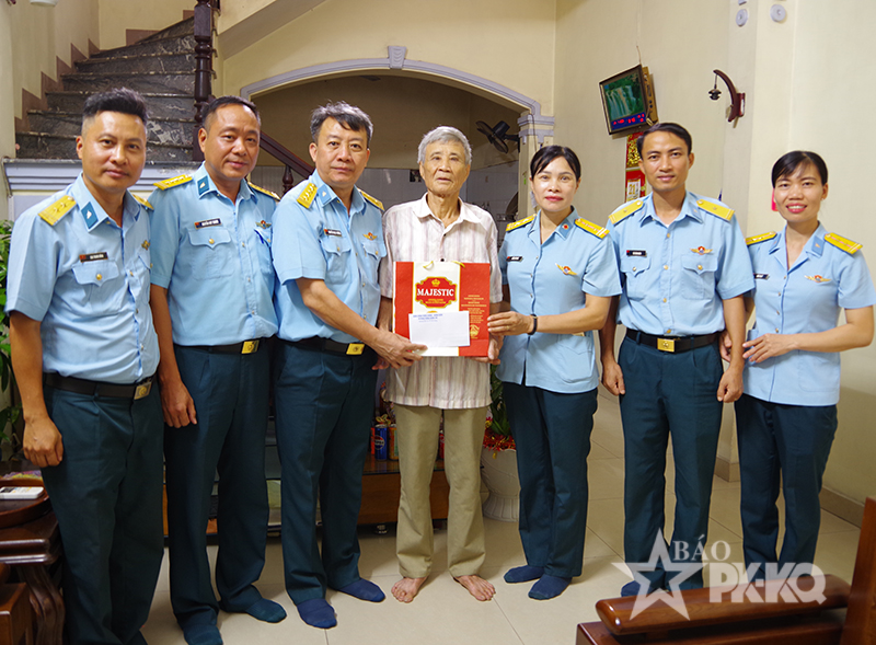 Sư đo&agrave;n 363 tổ chức Gặp mặt th&acirc;n nh&acirc;n liệt sĩ v&agrave; thăm, tặng qu&agrave; c&aacute;c gia đ&igrave;nh ch&iacute;nh s&aacute;ch tr&ecirc;n địa b&agrave;n đ&oacute;ng qu&acirc;n