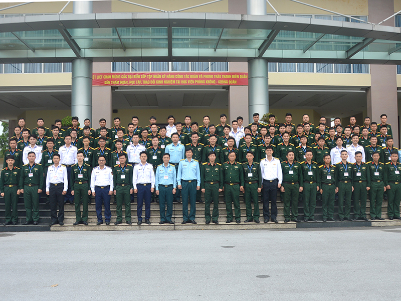 Cán bộ Đoàn trong toàn quân trao đổi kinh nghiệm tổ chức và hoạt động phong trào học viên nghiên cứu khoa học tại Học viện PK-KQ