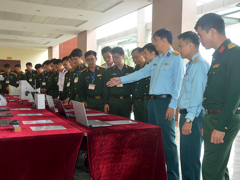 Cán bộ Đoàn trong toàn quân trao đổi kinh nghiệm tổ chức và hoạt động phong trào học viên nghiên cứu khoa học tại Học viện PK-KQ