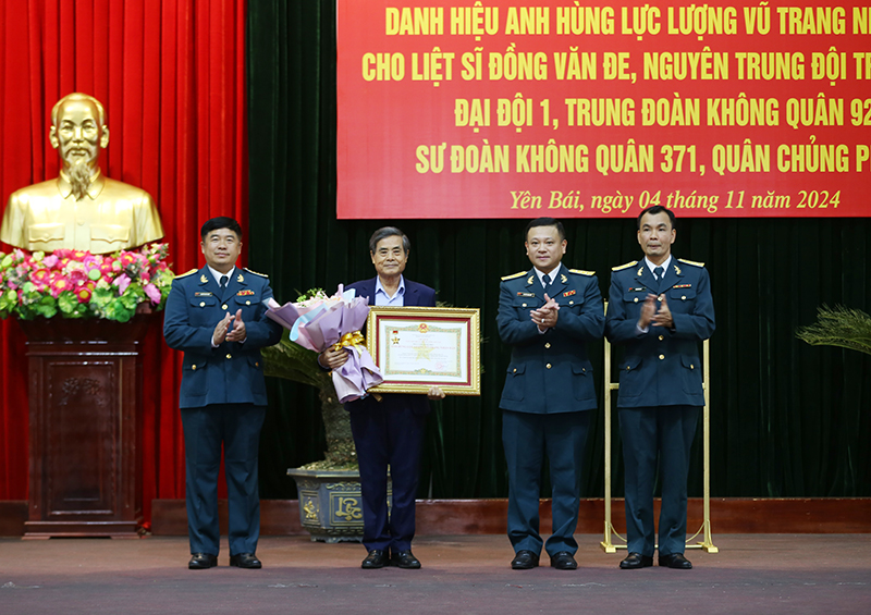 Trung đoàn 921 tổ chức Lễ truy tặng danh hiệu Anh hùng Lực lượng vũ trang nhân dân cho liệt sĩ Đồng Văn Đe