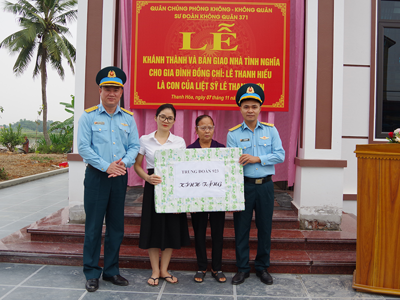 Sư đoàn 371 bàn giao “Nhà tình nghĩa” cho gia đình Thượng úy QNCN Lê Thanh Hiếu