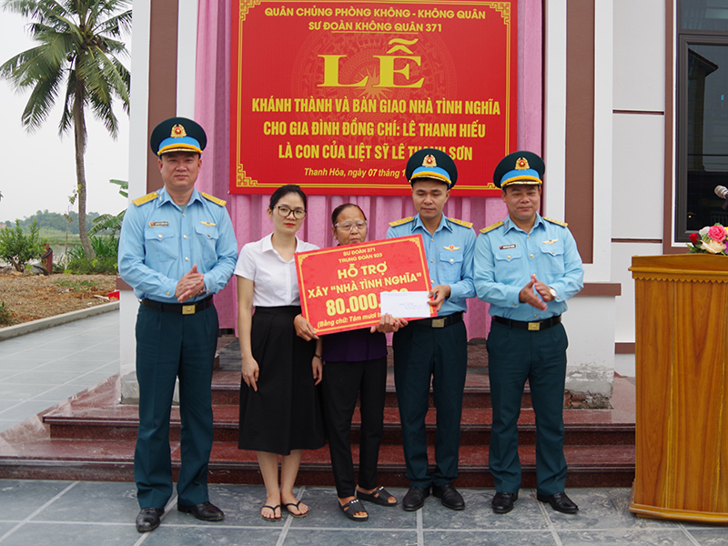 Sư đoàn 371 bàn giao “Nhà tình nghĩa” cho gia đình Thượng úy QNCN Lê Thanh Hiếu