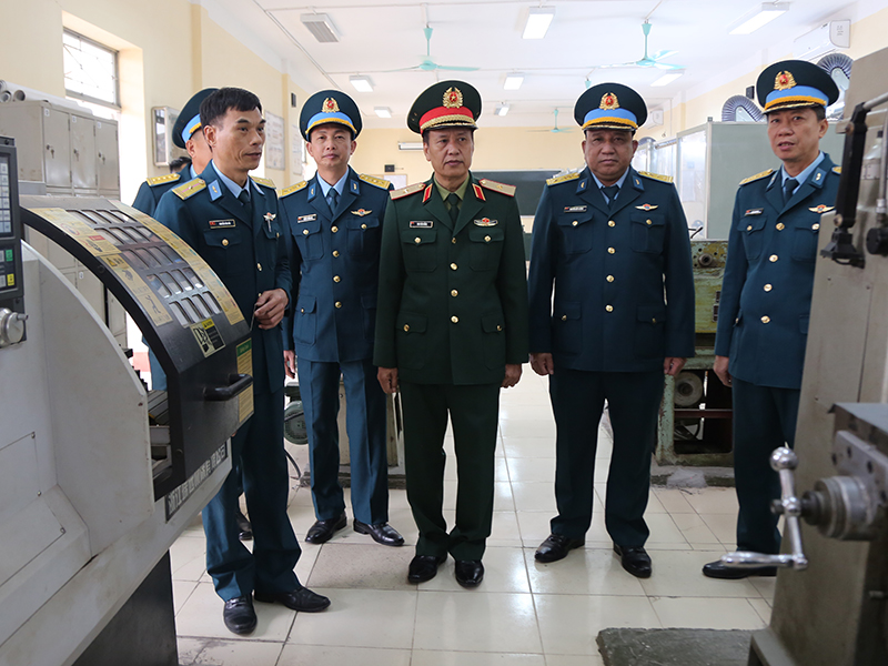 Bộ Tổng Tham mưu kiểm tra công tác giáo dục, đào tạo và xây dựng chính quy tại Trường Cao đẳng Kỹ thuật Phòng không - Không quân