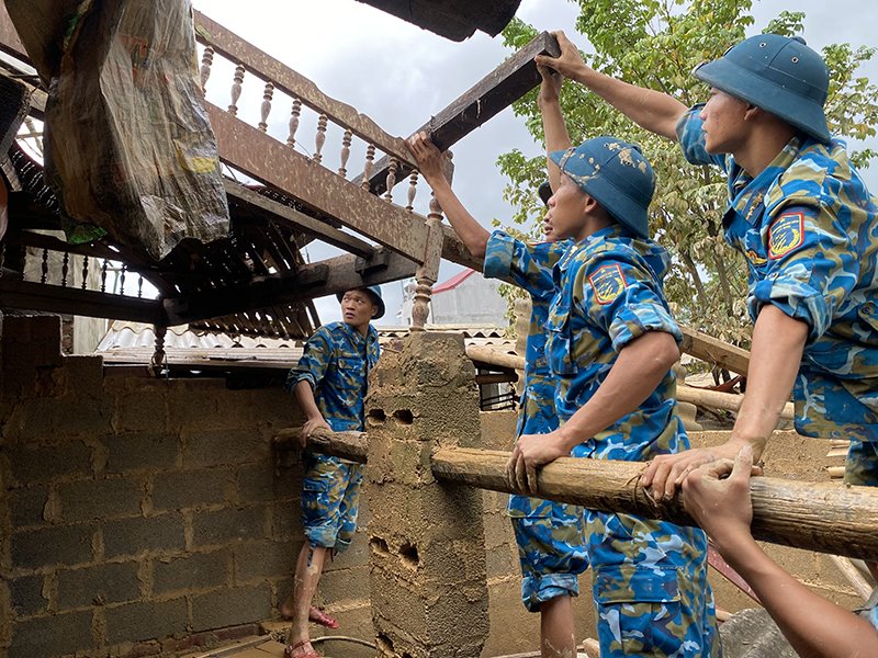 Chia sẻ với khó khăn của nhân dân vùng cao