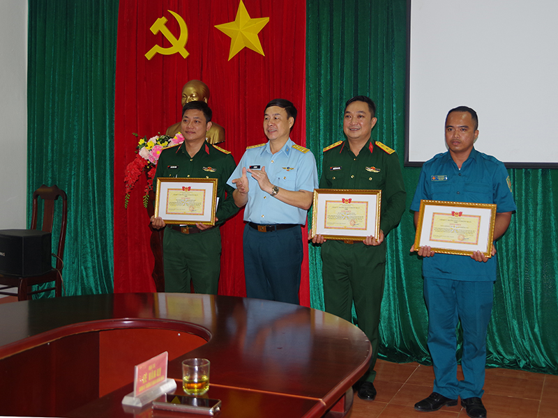 Trường Sĩ quan Không quân cảm ơn các đơn vị, địa phương tham gia cứu hộ, cứu nạn phi công, máy bay của Trung đoàn 940 gặp nạn