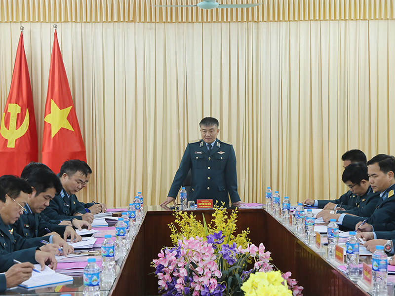 Quân chủng Phòng không - Không quân kiểm tra công tác chuẩn bị tham gia bay chào mừng Triển lãm Quốc phòng quốc tế năm 2024 tại Trung đoàn 927