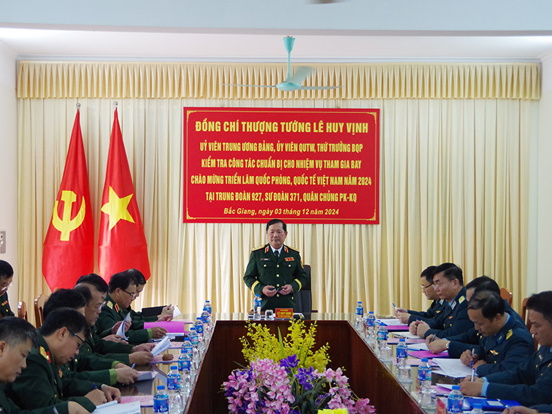 Thượng tướng Lê Huy Vịnh - Thứ trưởng Bộ Quốc phòng kiểm tra công tác chuẩn bị Triển lãm Quốc phòng quốc tế năm 2024 tại Trung đoàn 927