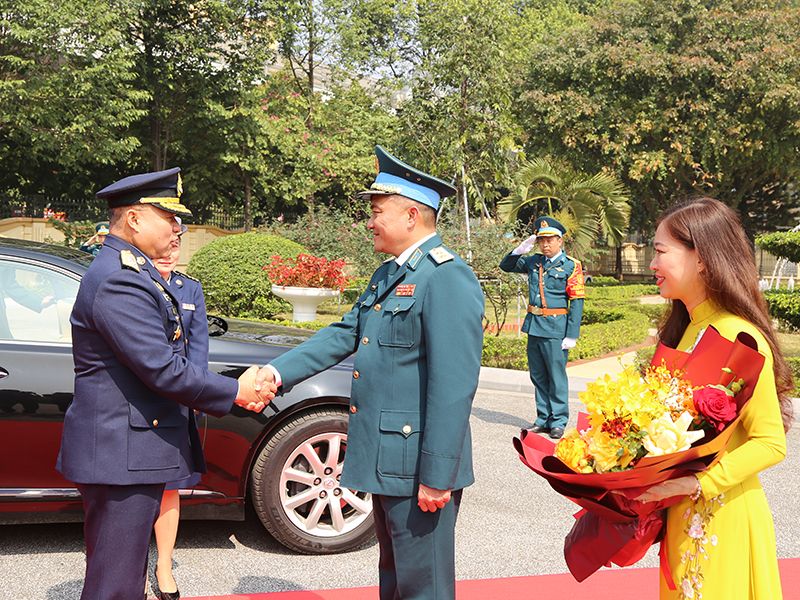 Tư lệnh Không quân Hoàng gia Thái Lan thăm và làm việc tại Quân chủng Phòng không - Không quân