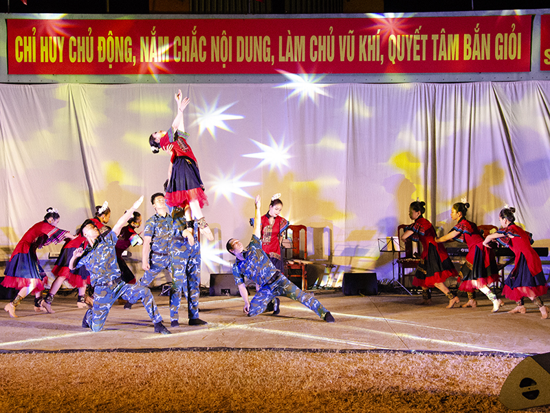 Đoàn Văn công Quân chủng Phòng không-Không quân tổ chức lưu diễn trên địa bàn Miền Trung