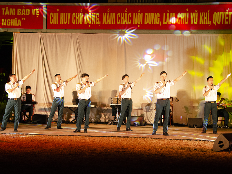Đoàn Văn công Quân chủng Phòng không-Không quân tổ chức lưu diễn trên địa bàn Miền Trung