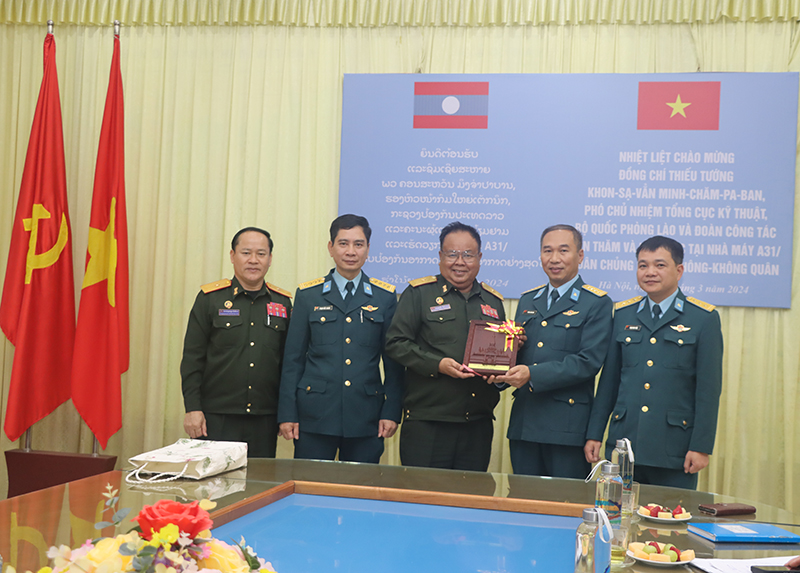 Đoàn công tác Tổng cục Kỹ thuật, Bộ Quốc phòng Lào thăm và làm việc tại Nhà máy A31