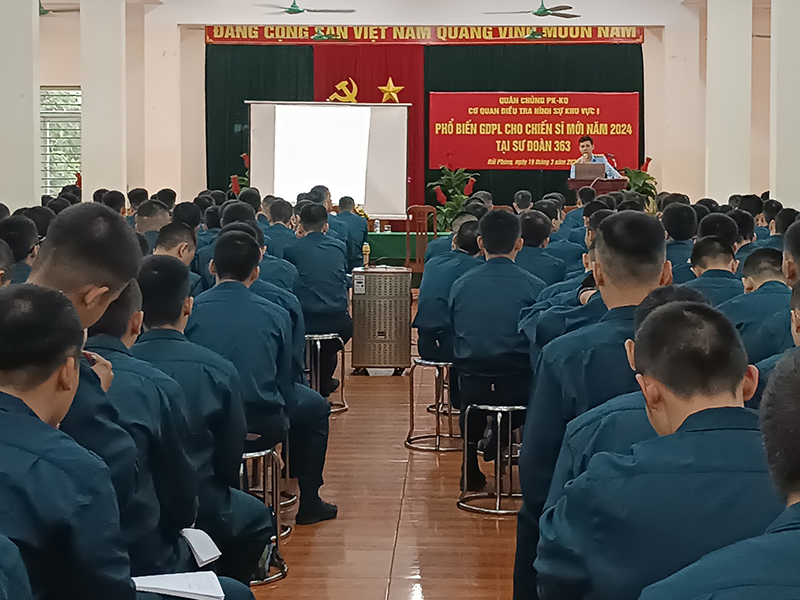 Cơ quan Điều tra hình sự Khu vực I, Quân chủng PK-KQ tổ chức phổ biến giáo dục pháp luật cho chiến sĩ mới 2024 tại Sư đoàn 363