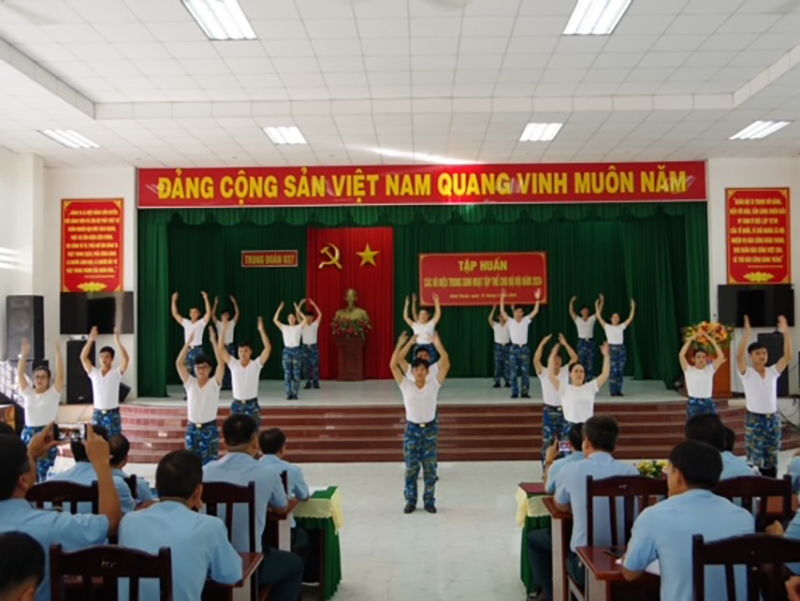 Trung đoàn 937 tổ chức tập huấn các vũ điệu trong sinh hoạt tập thể cho bộ đội