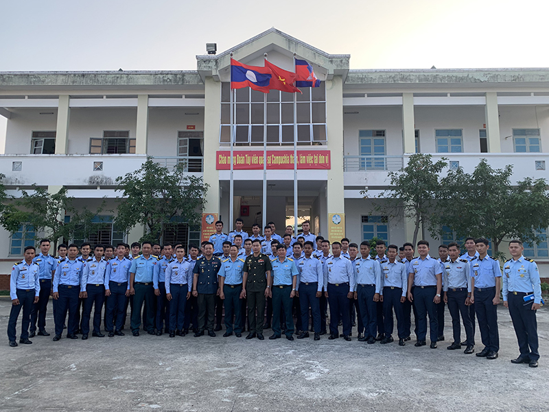 Đoàn Tùy viên Quân sự Campuchia thăm và làm việc tại Trường Sĩ quan Không quân